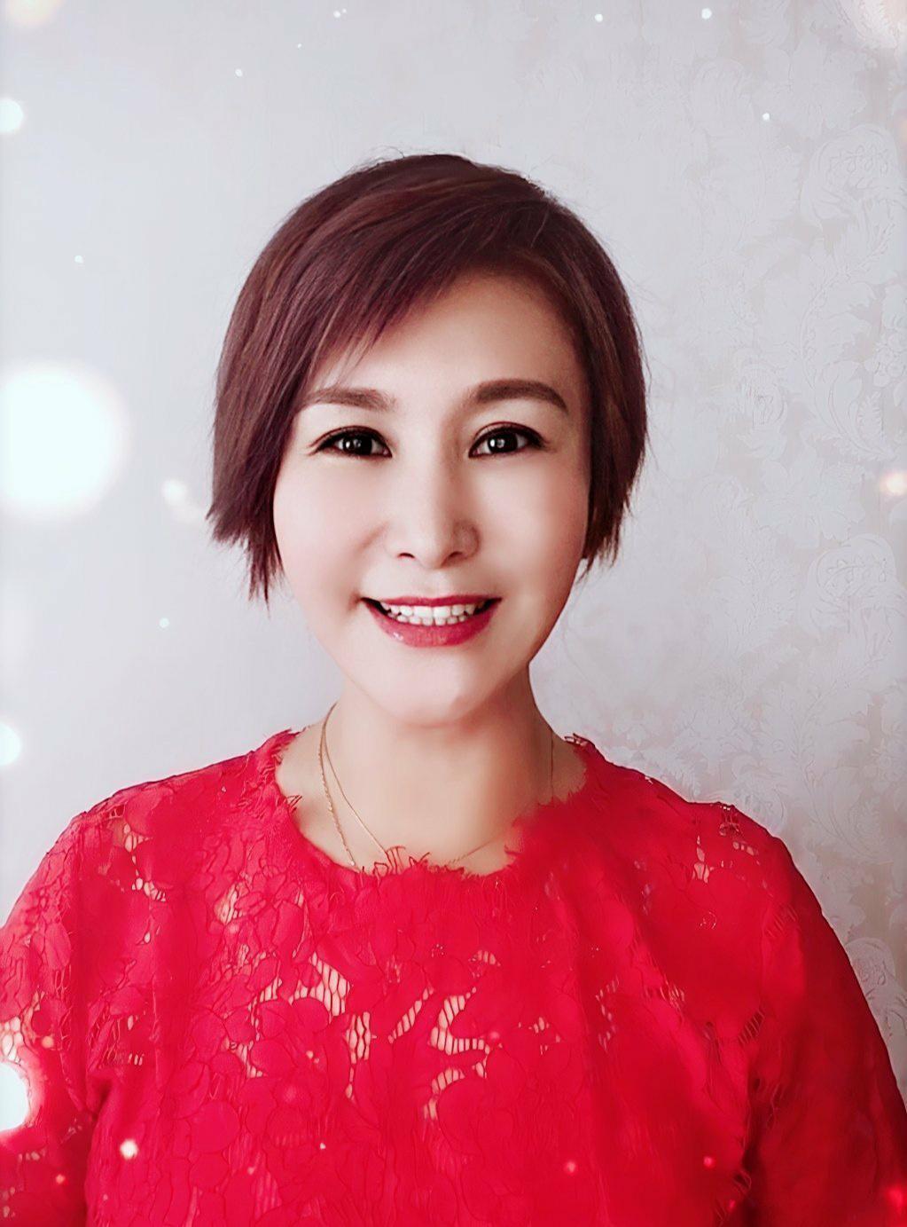 王茜的身材a爆了,穿西装裙也能做"中空"设计,发型发色更减龄