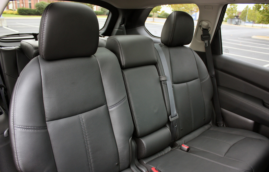 空间是觉得足够用的,比同级这样的车只有够大够宽松,如果是三口之家的