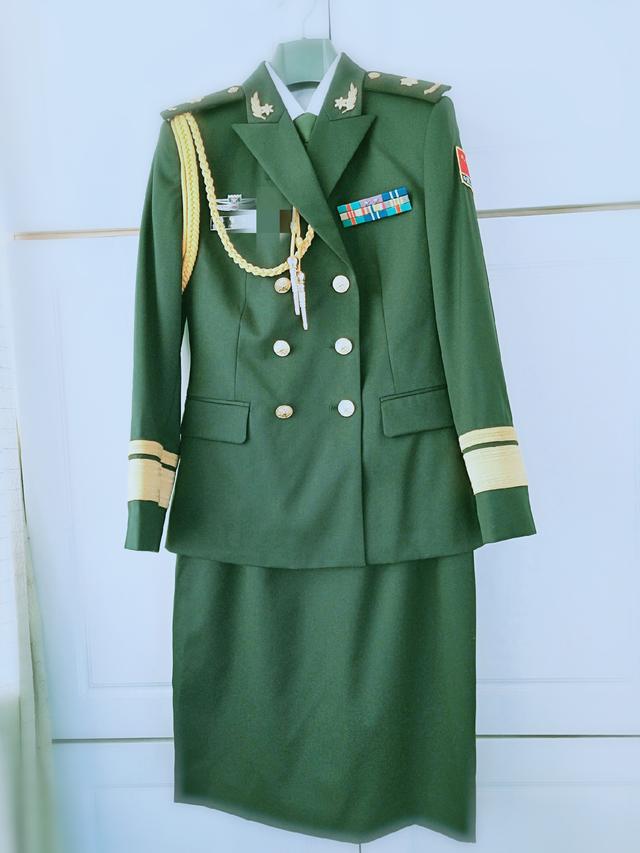 07式女校尉夏禮服,裙身縮短,拉鍊,後開叉,女生穿上軍裝就漂亮