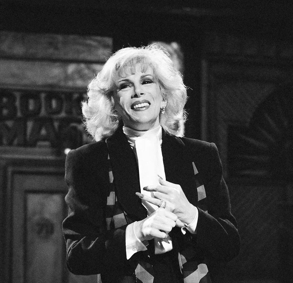 喜剧女王joan rivers:丈夫自杀,负债千万,她却在努力逗笑观众