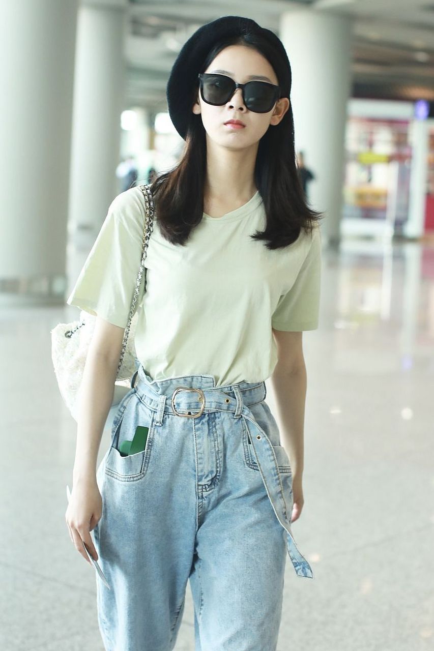 陈瑶换了新公司,进组确实变得勤快了一点,但毕竟是被唐人耽误太多年了