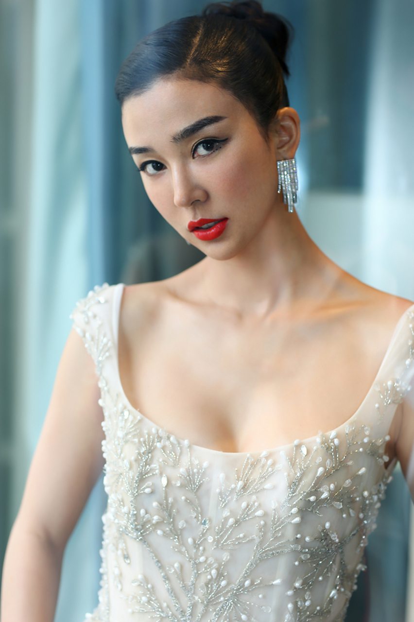 姚星彤一袭薄纱拖地裙仙气十足.