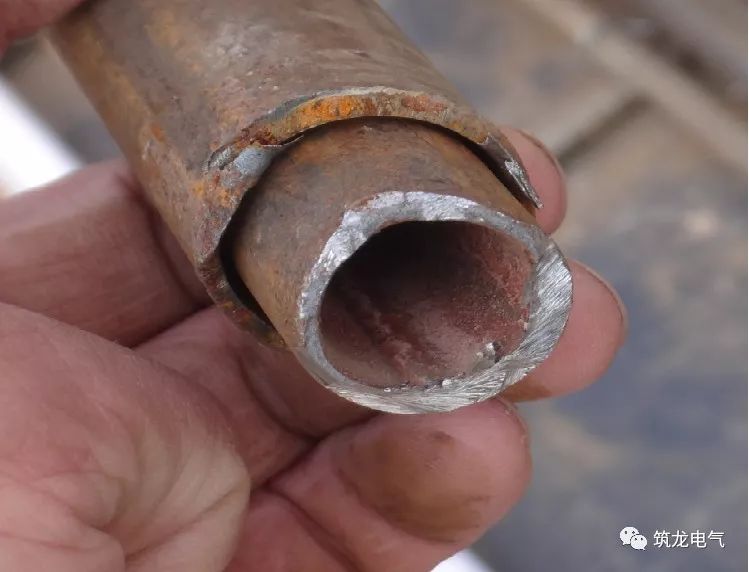 焊接钢管切断不规范制作照片 切割断口处不平齐歪斜,管口毛刺不剔除不