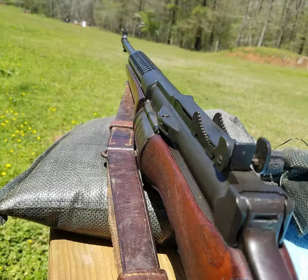 电影中我军战士姜茂才,他手持的就是m1941式约翰逊半自动步枪.