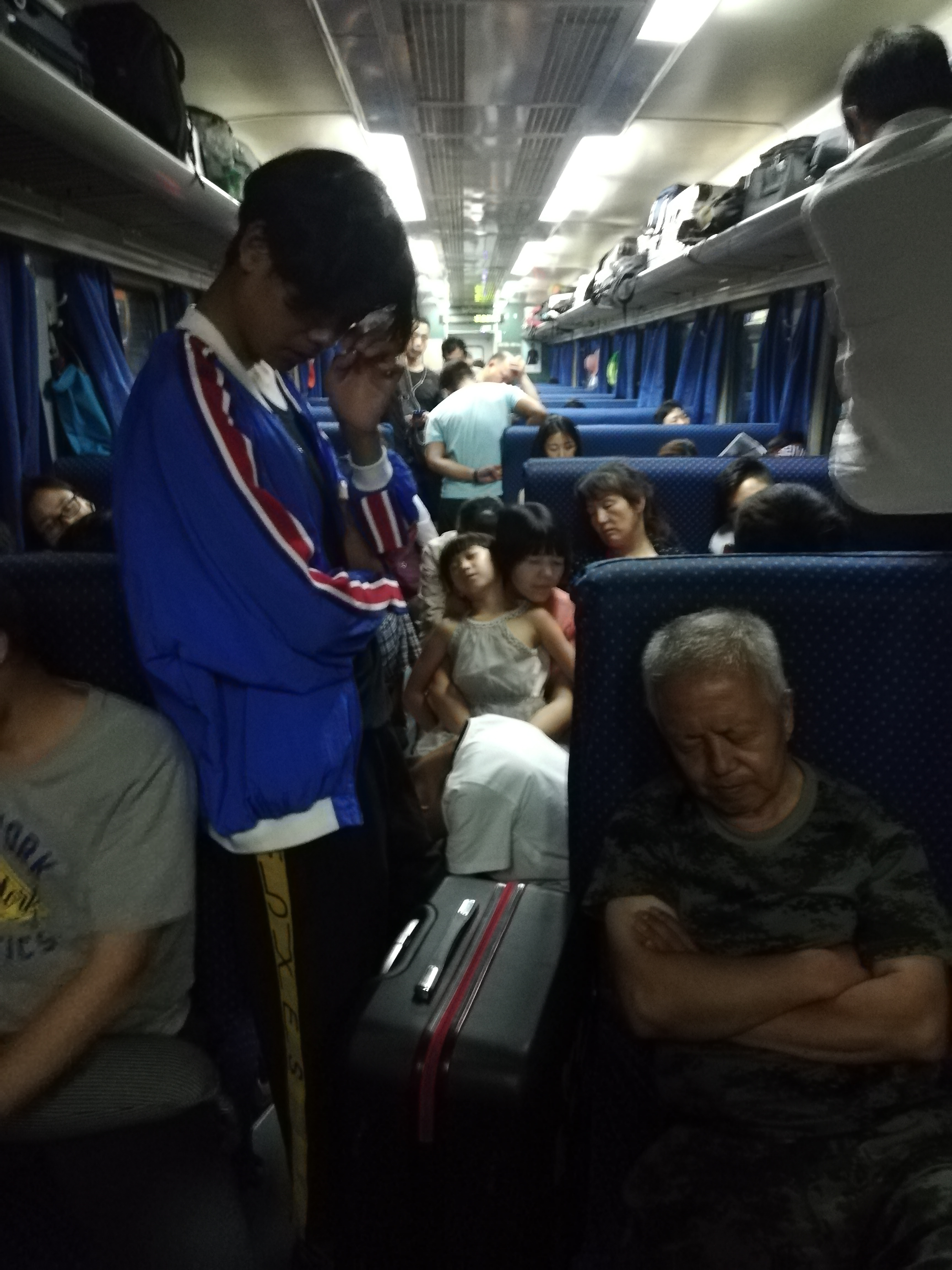 凌晨一点,北京西开往西安的t231列车上两个外国友人举动令人汗颜