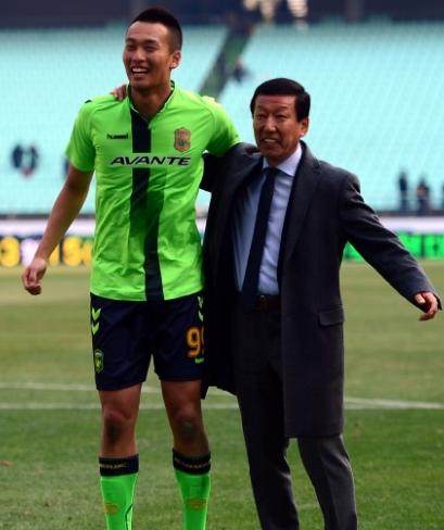 加盟申花在即!金信煜跪谢全北球迷 用进球道别