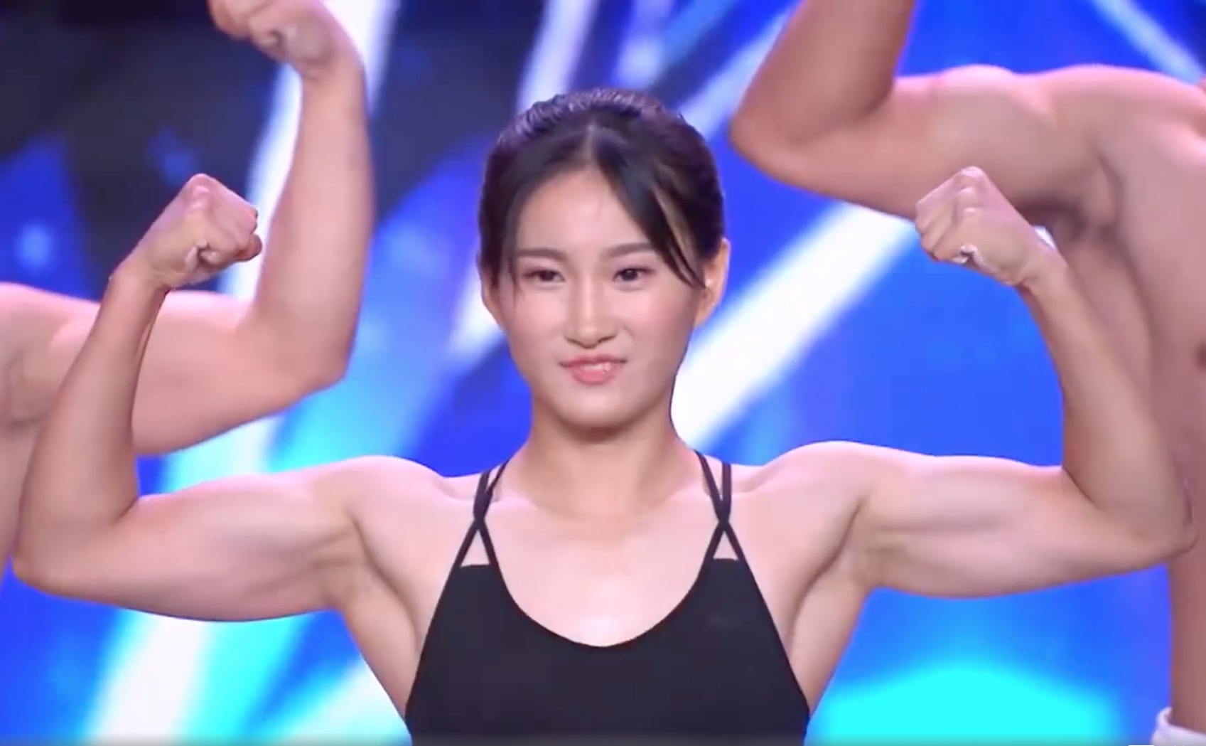 健身5年练出8块腹肌轻松把沈腾练趴,网友这样评价她:最强女汉子