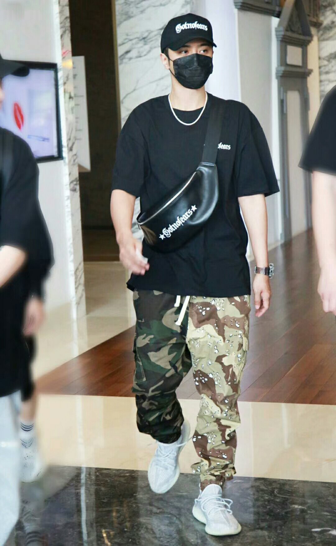 罗志祥都快40岁了,穿时尚迷彩造型,搭配鲻鱼头更帅气!