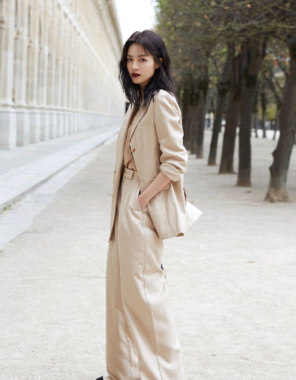 钟楚曦的街拍look,把西装穿的如此慵懒随性潇洒自在