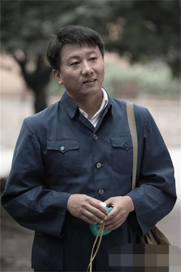 45岁房子斌现状:3年没戏演,带孩子做家庭主夫,中年男演员太苦