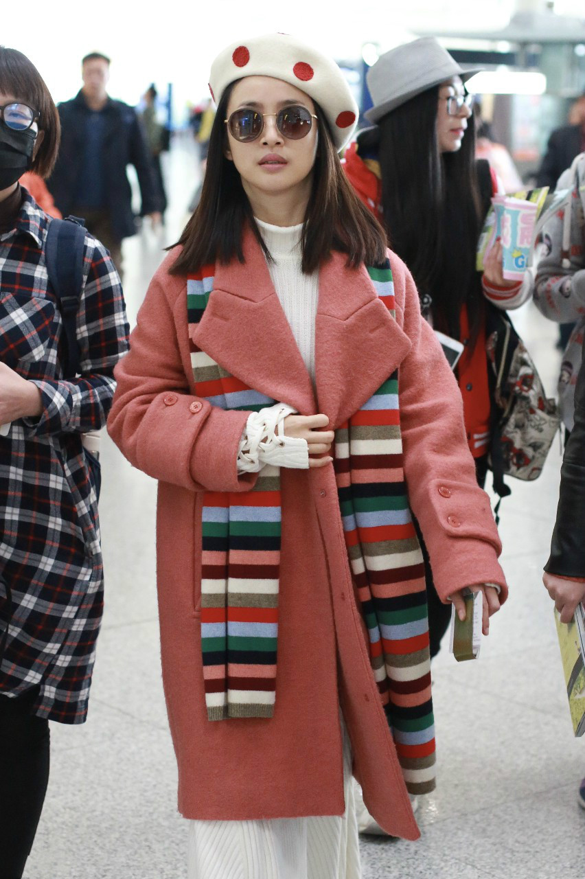 林依晨戴白色贝雷帽和墨镜穿红色大衣现身机场,素颜出镜依旧很美