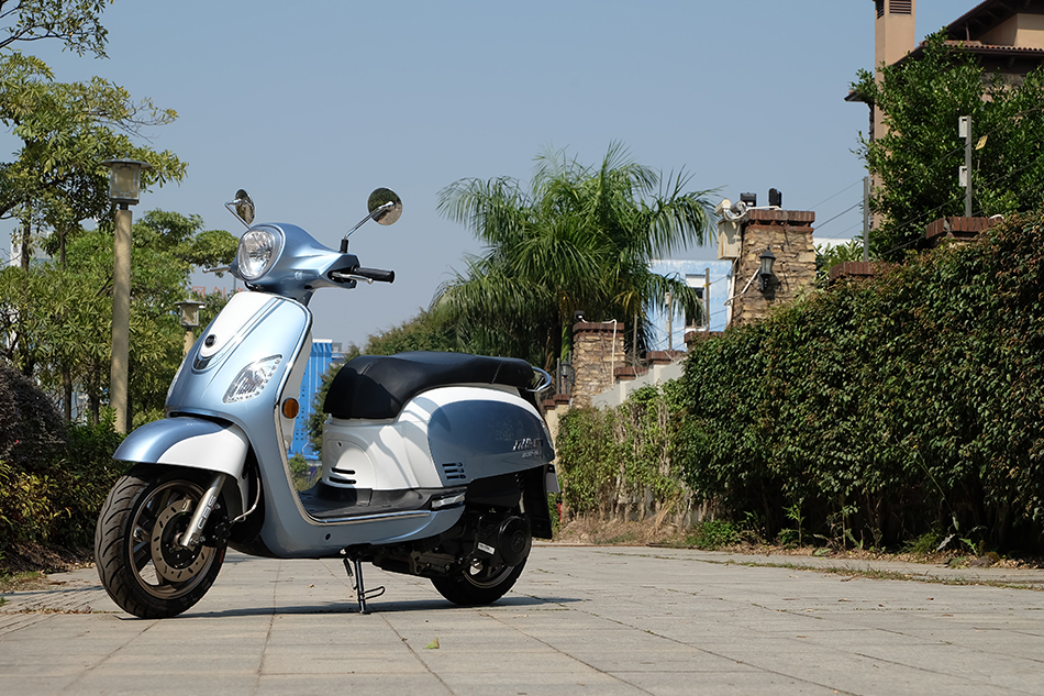 時尚復古踏板車,電噴水冷引擎,極速95km/h,12800元