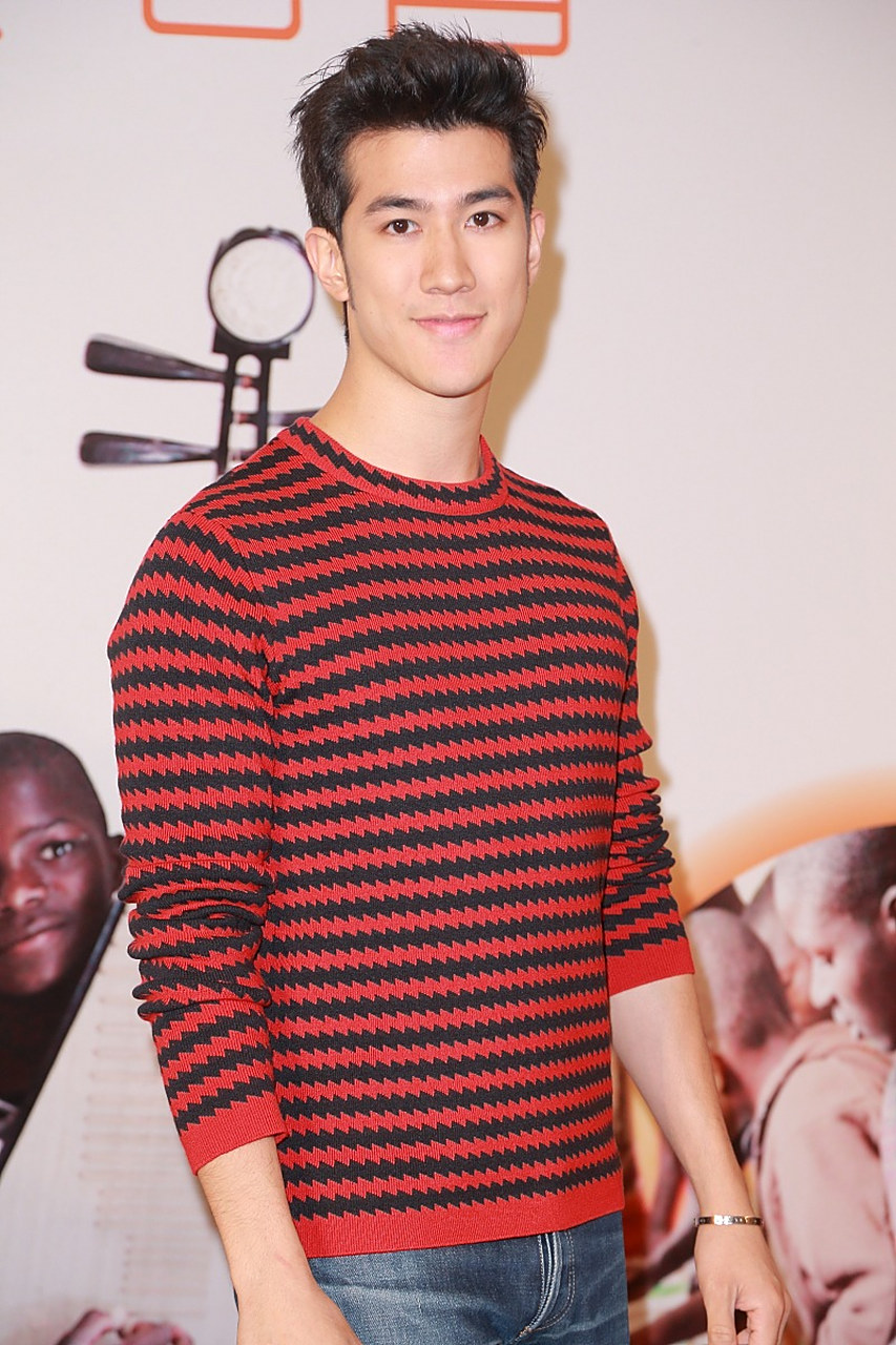 李治廷最近被拍到带异性跟妈妈聚餐,女方跟他妈妈互动亲密,看上去关系