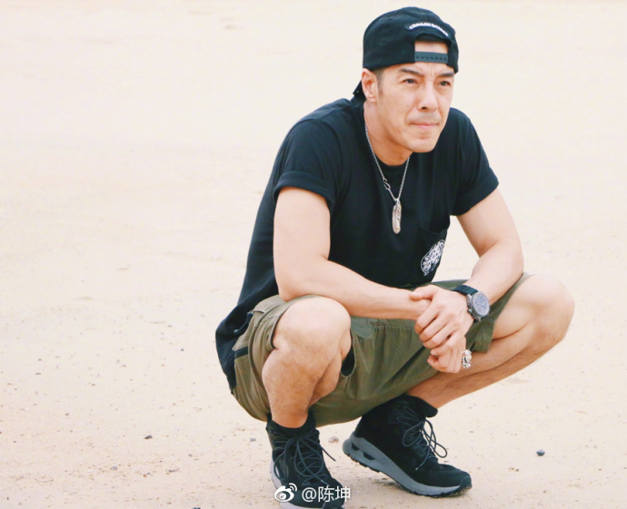 海一天升级当爸,好友陈坤抢着宣布,粉丝:恭喜太子殿下