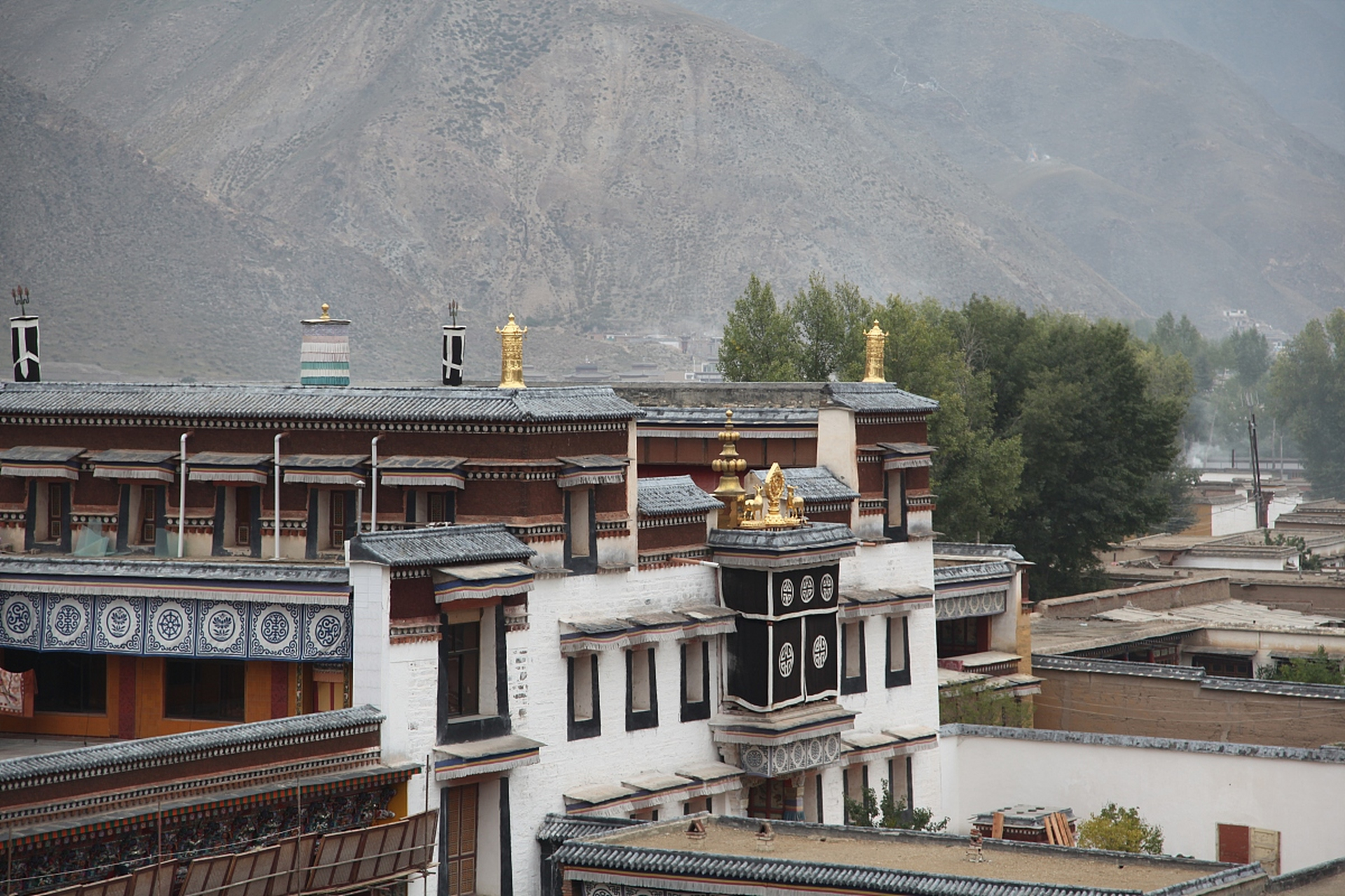 班玛藏式民居,历史悠久,依山而建,独门独院,形式多样.