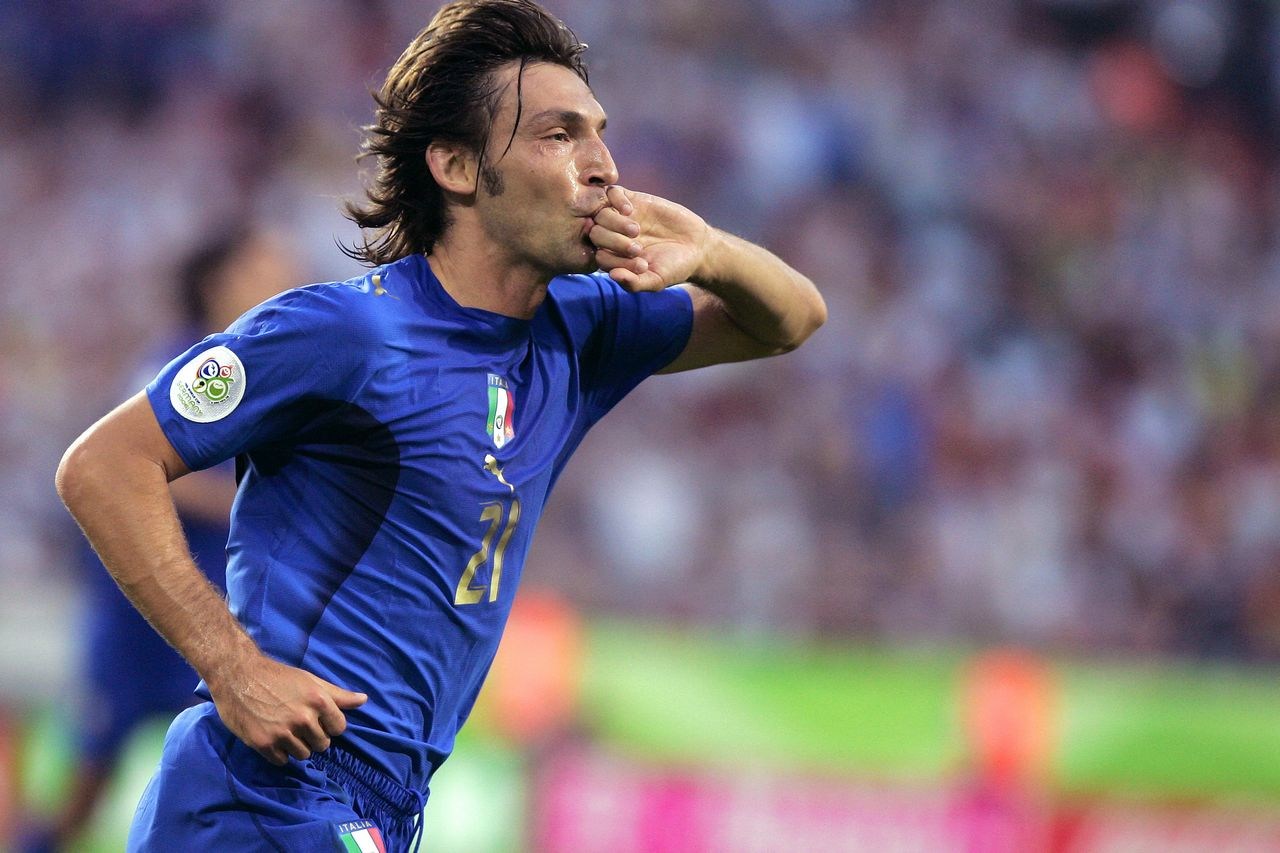 足坛十大闲庭信步的优雅指挥官,两人仍在踢球