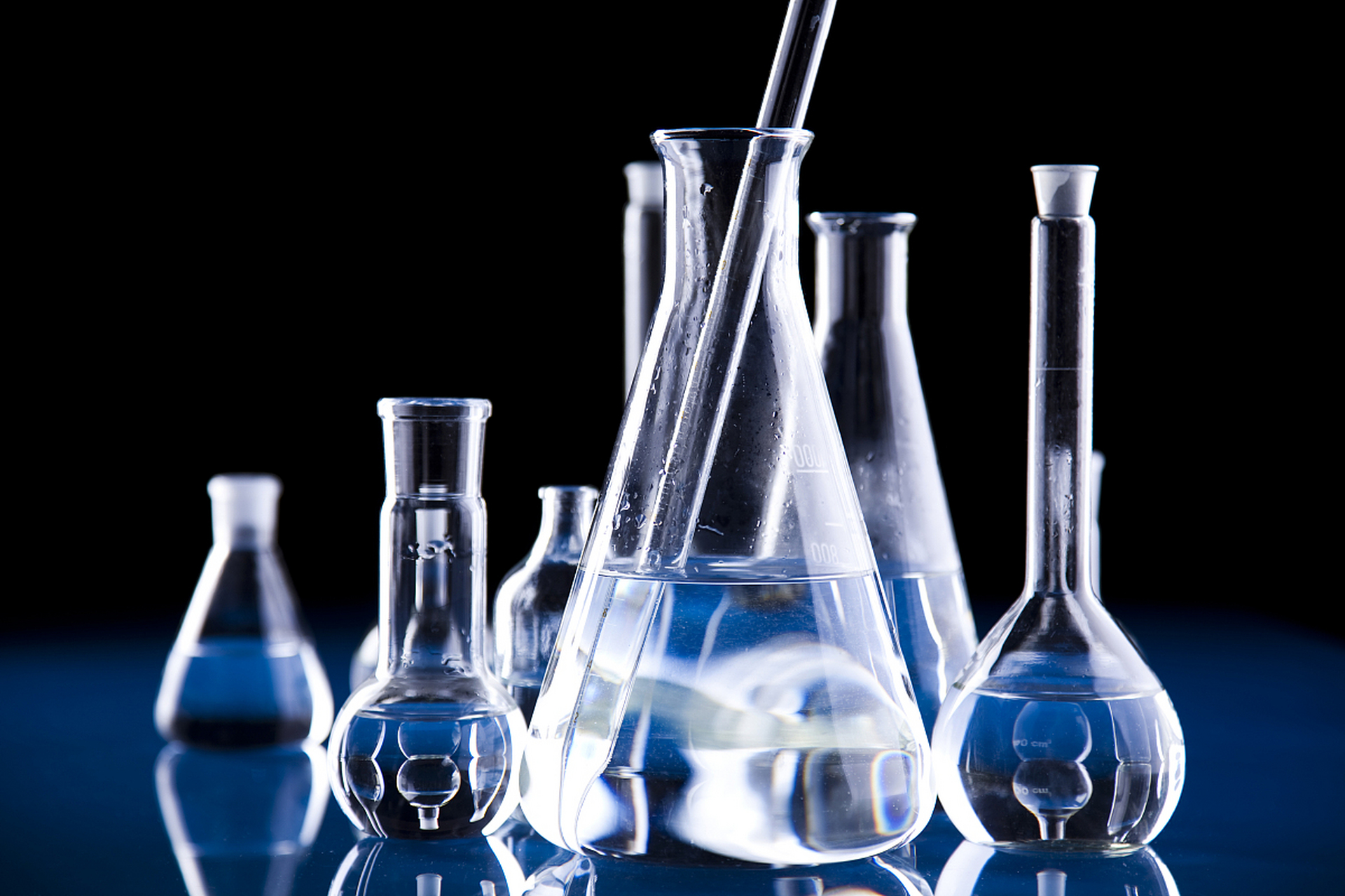 烧瓶是化学实验中常用的玻璃仪器,主要区别在于结构设计,功能用途和