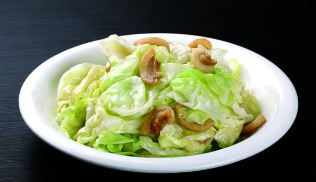 油渣舍不得扔?做成油渣卷心菜照样美味营养,下筷如影抢着吃