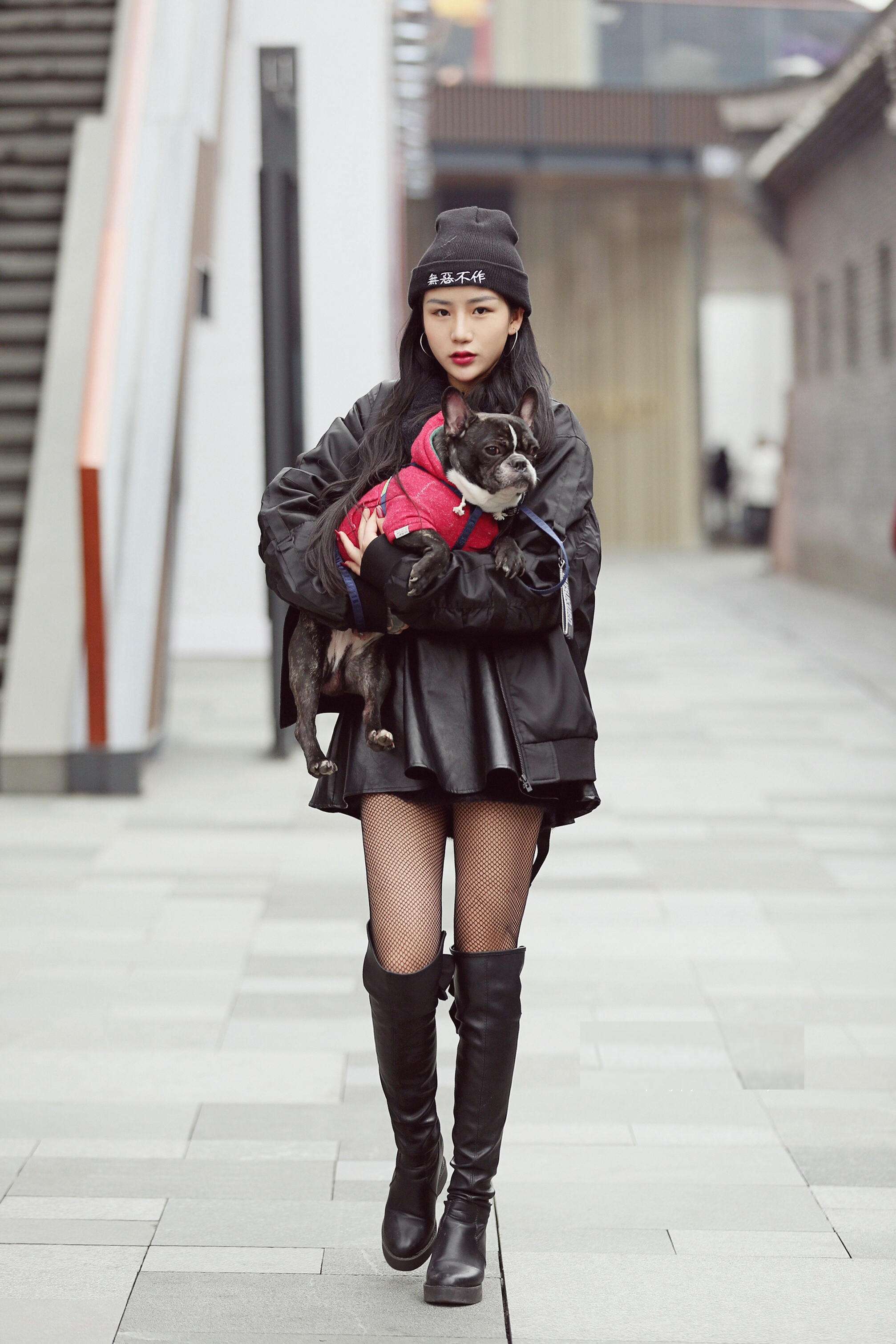 街拍:迷人的时尚穿搭,散发年轻的气息,图一丝袜美腿亮了