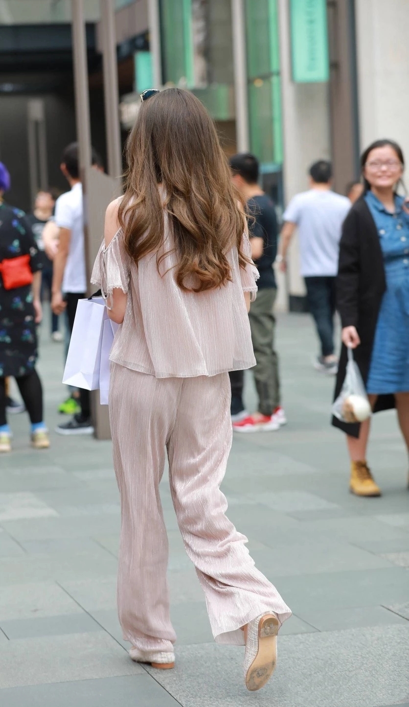 街拍:时尚的阔腿裤穿搭,走在街头也能成为一道靓丽的风景线