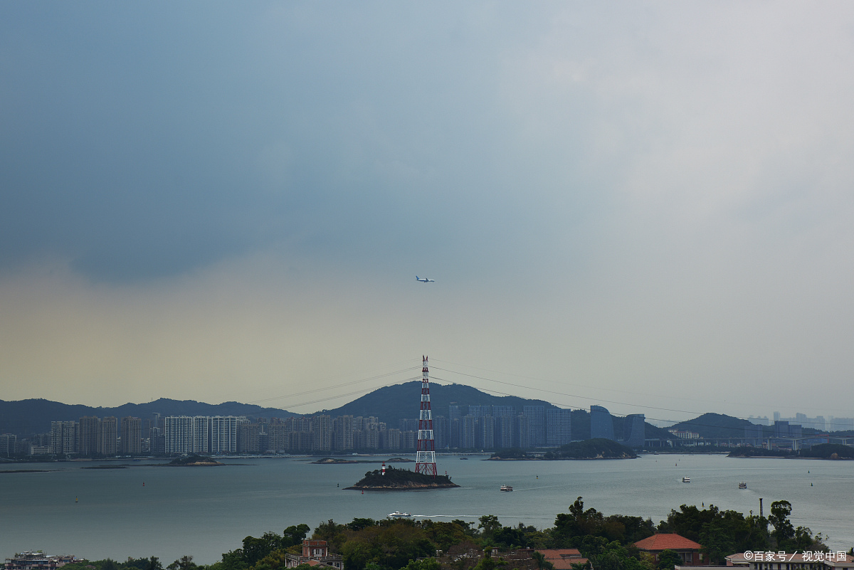 乘机自深圳返北京云端所见.靉靆云山流碧空,嬛娥玉宇觅无踪