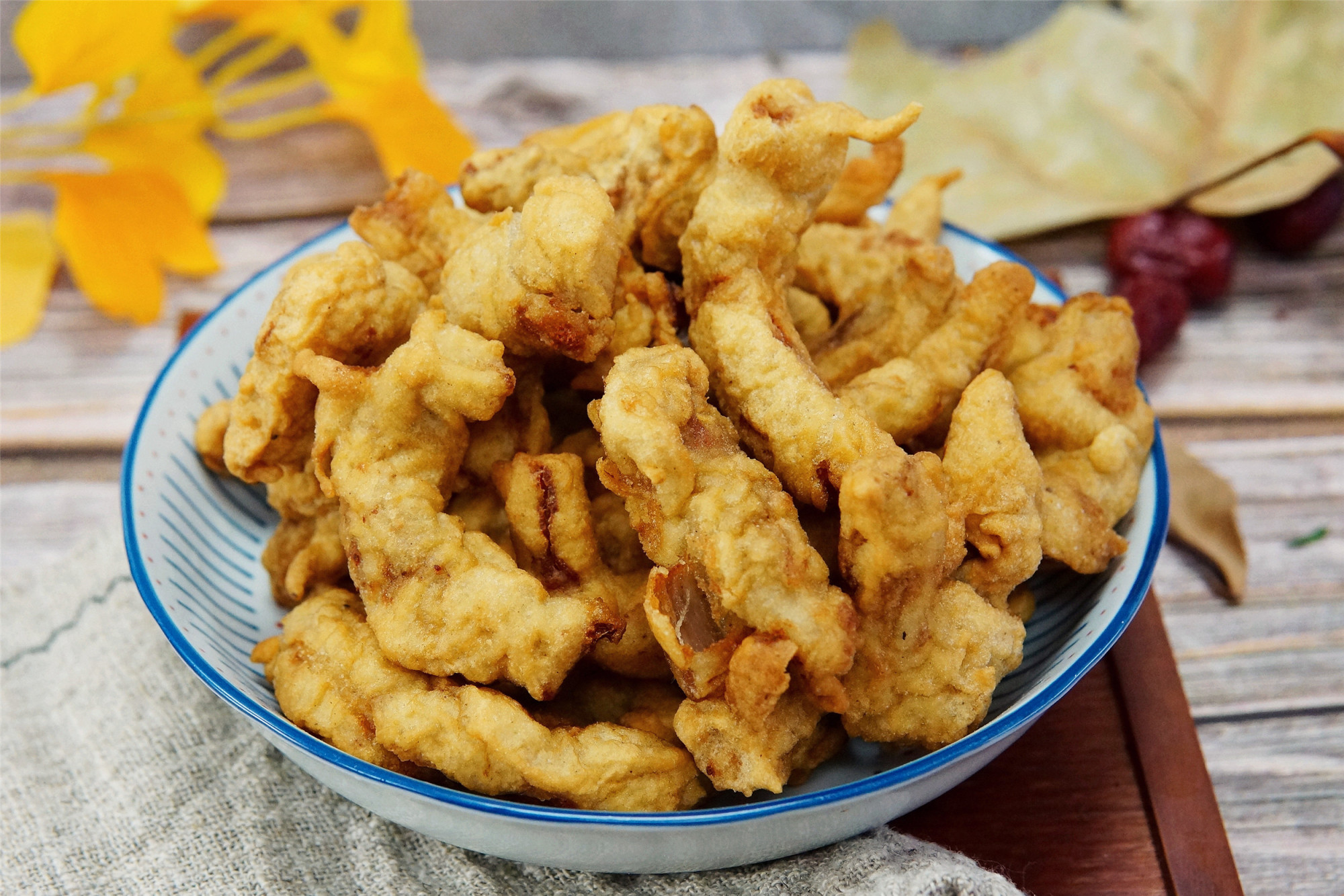 炸小酥肉時,掛糊用澱粉還是麵粉,老弄錯,難怪在家做的不好吃