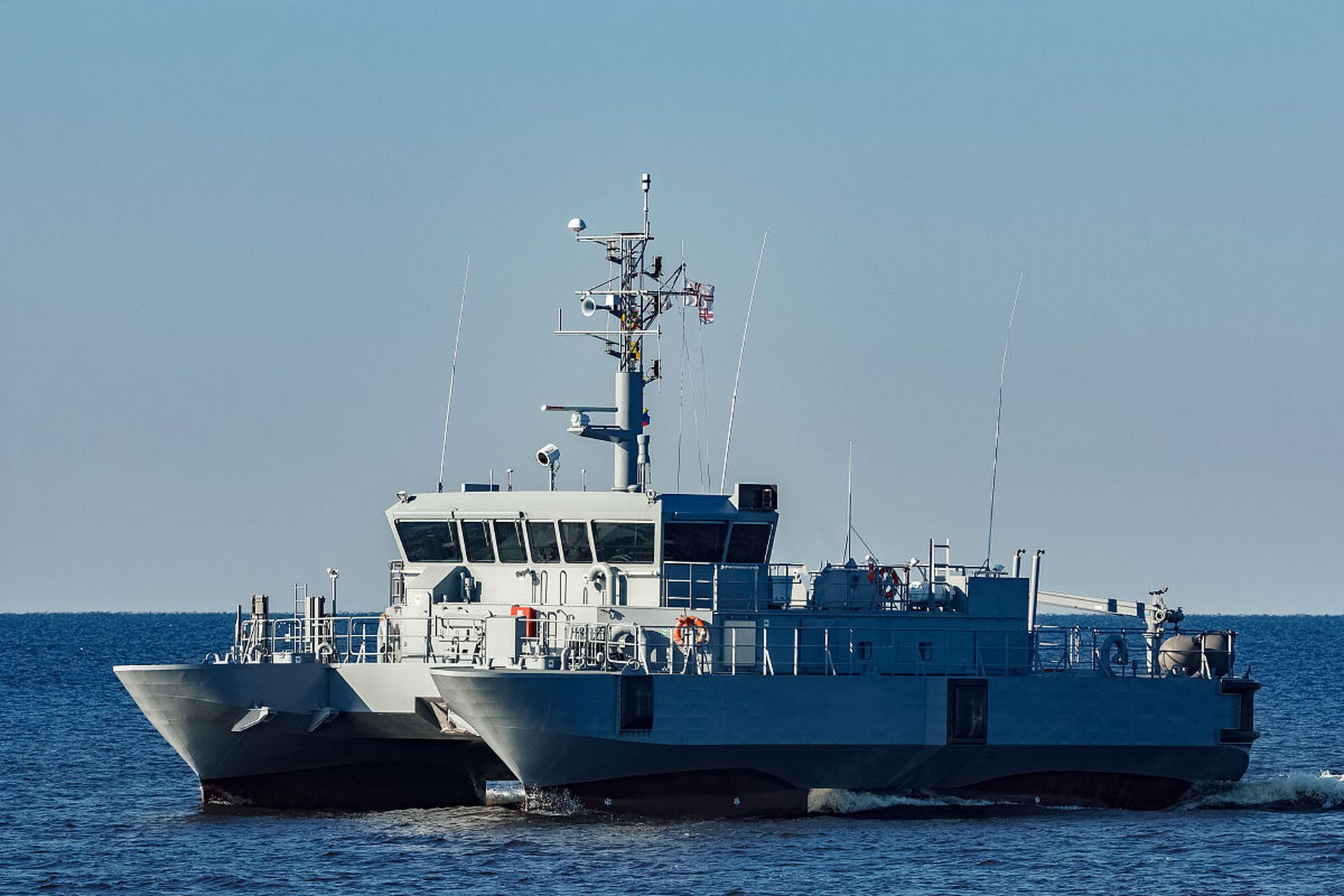815型电子侦察船的设计哲学,深深植根于高效的信息捕获与深度解析之中