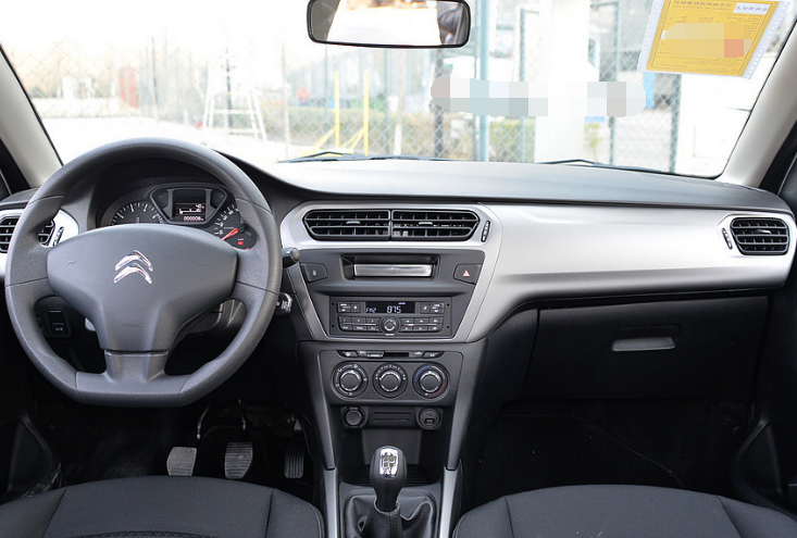 充满时尚元素的爱丽舍,内饰布局新颖潮流,回头率非常高