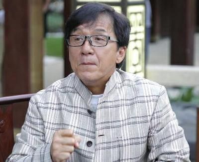 63岁成龙终于想开了,愿意见小龙女,吴绮莉却说:管不了那么多