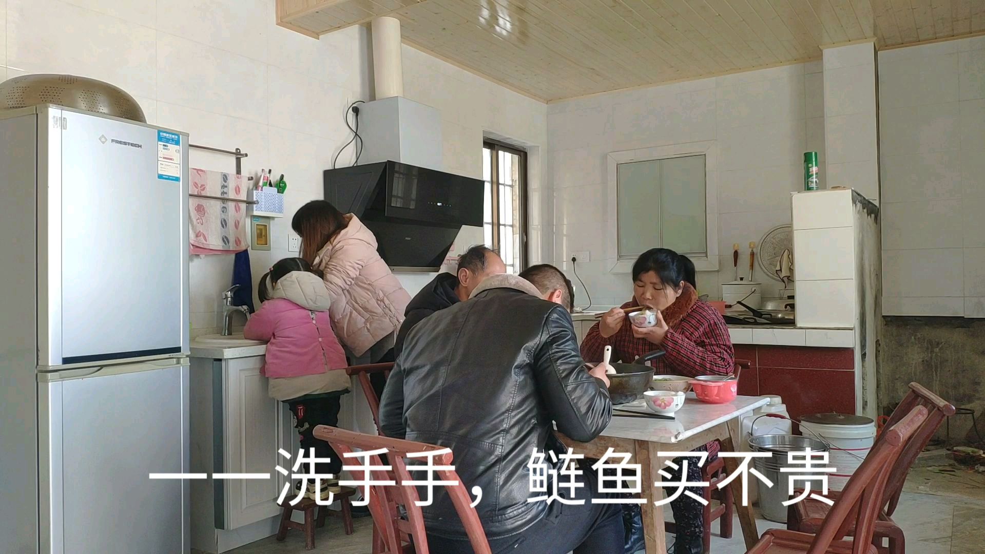 预防期间,爷奶一家没出门,家里冰箱还有些菜储存
