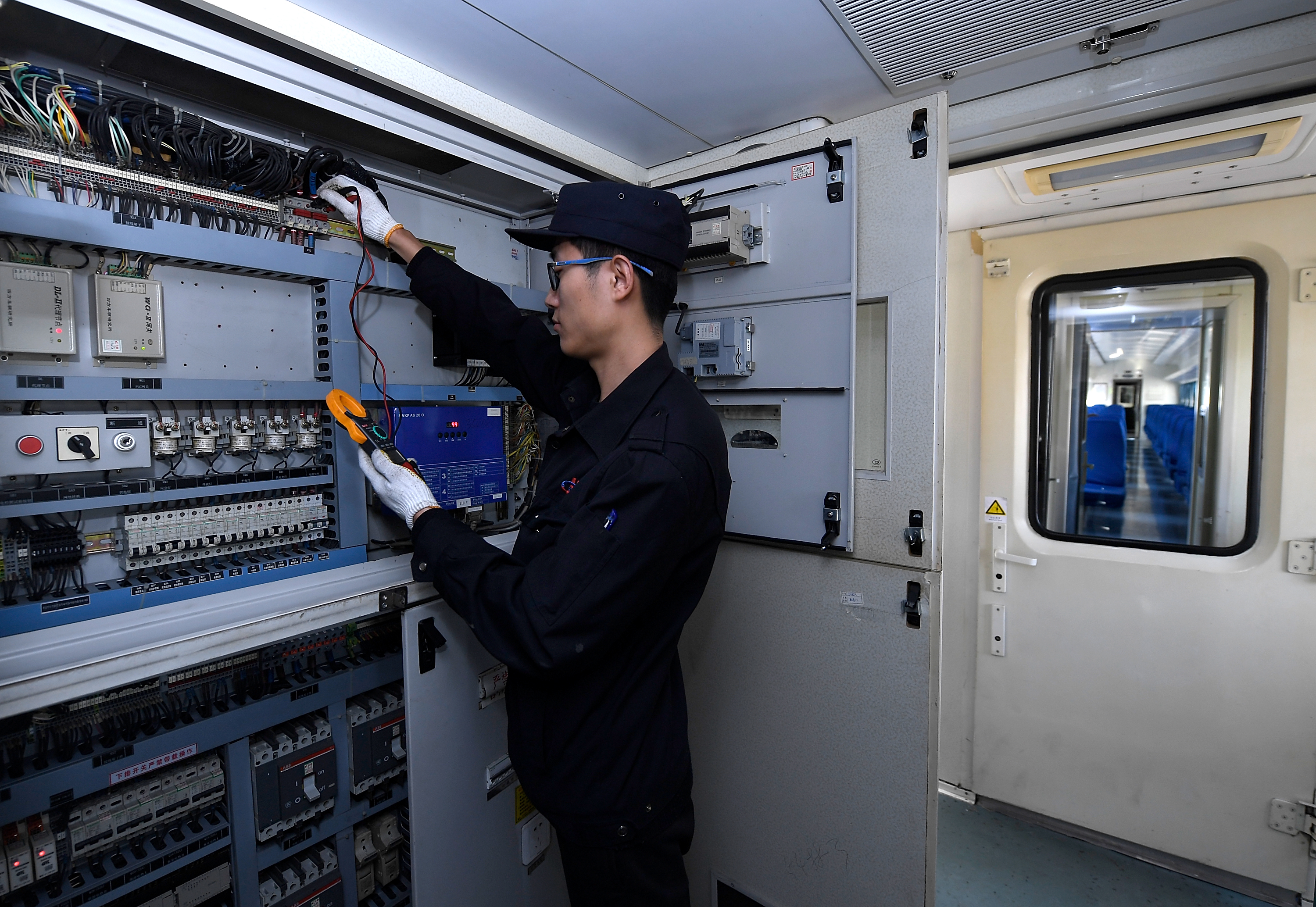 检修列车的年轻人(1)