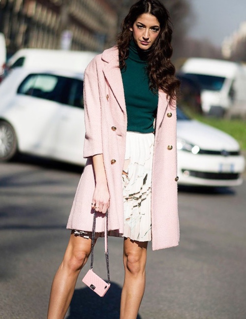 粉色大衣与绿色毛衣和白色百褶裙相搭配,浓浓的女人味哈