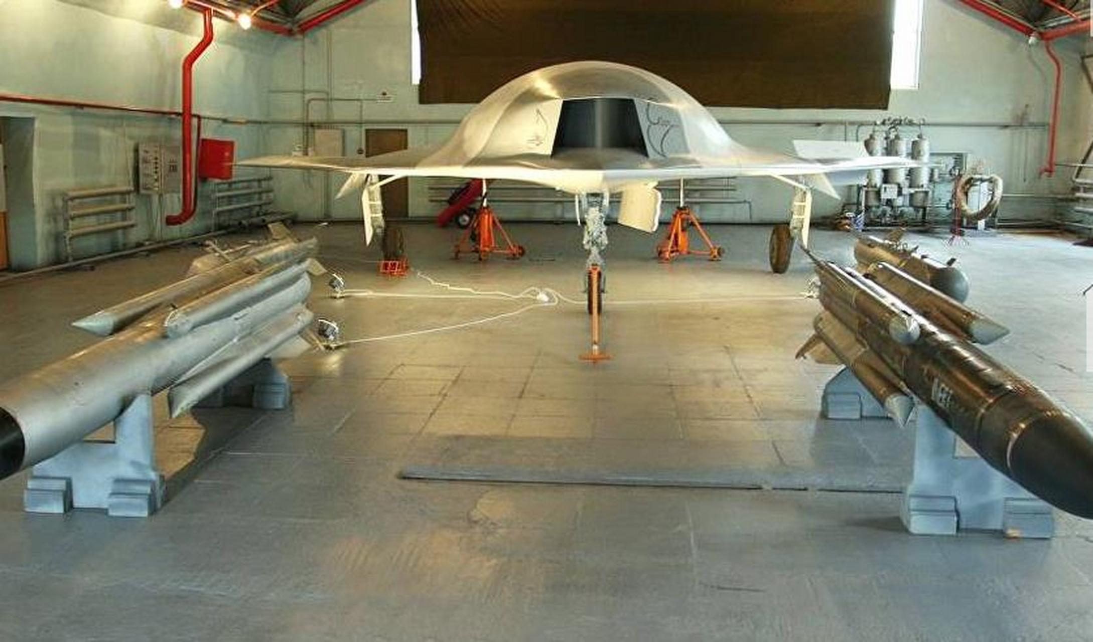 俄罗斯近期也开始在无人机领域发力,最新公布的"猎人-b"无人机系统,其