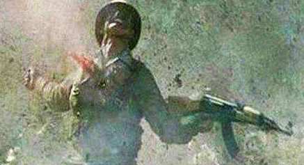 解放军中弹瞬间被定格.