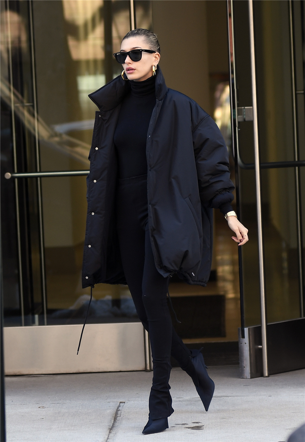 梳丸子头穿黑色长款棉服,看起来还有点小帅