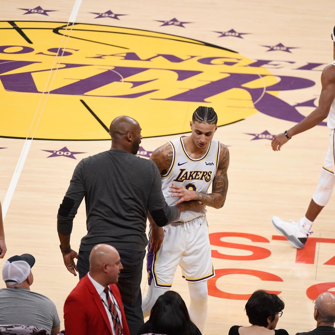 偶像的传承!库兹马晒与科比合照:看到我大哥来总是很棒