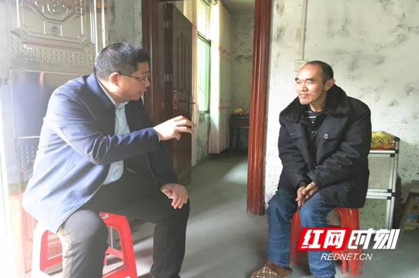 「脱贫攻坚在新邵」汤先梧指导渡头桥村脱贫攻坚工作