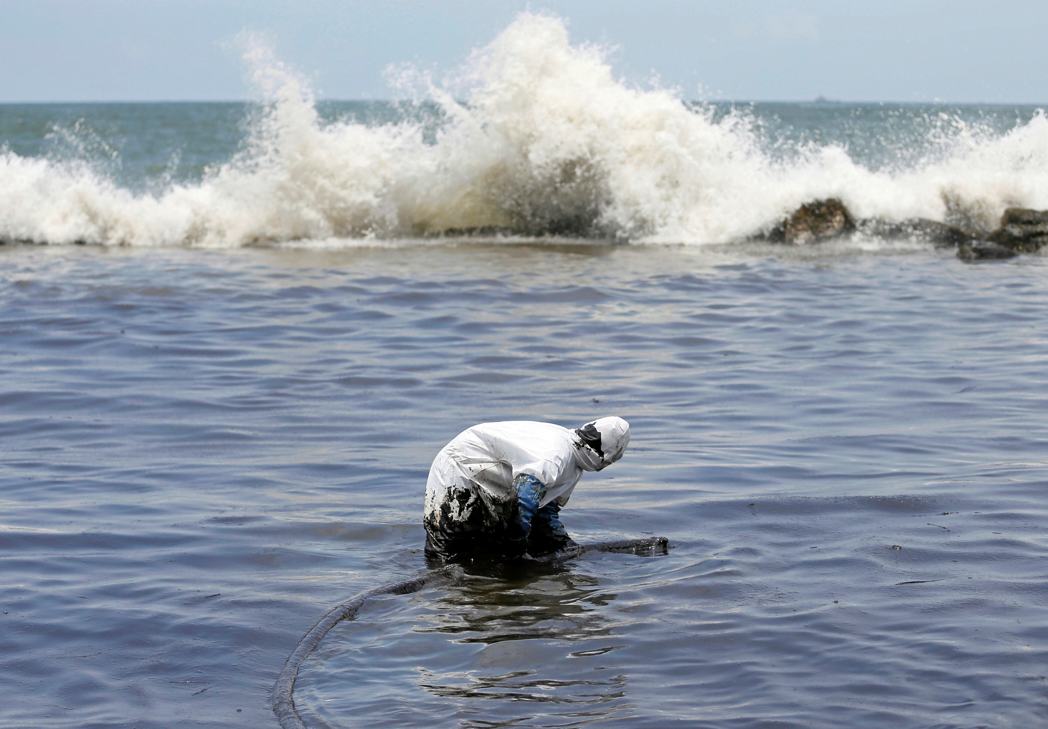 斯里兰卡海域发生石油泄漏事故(13)