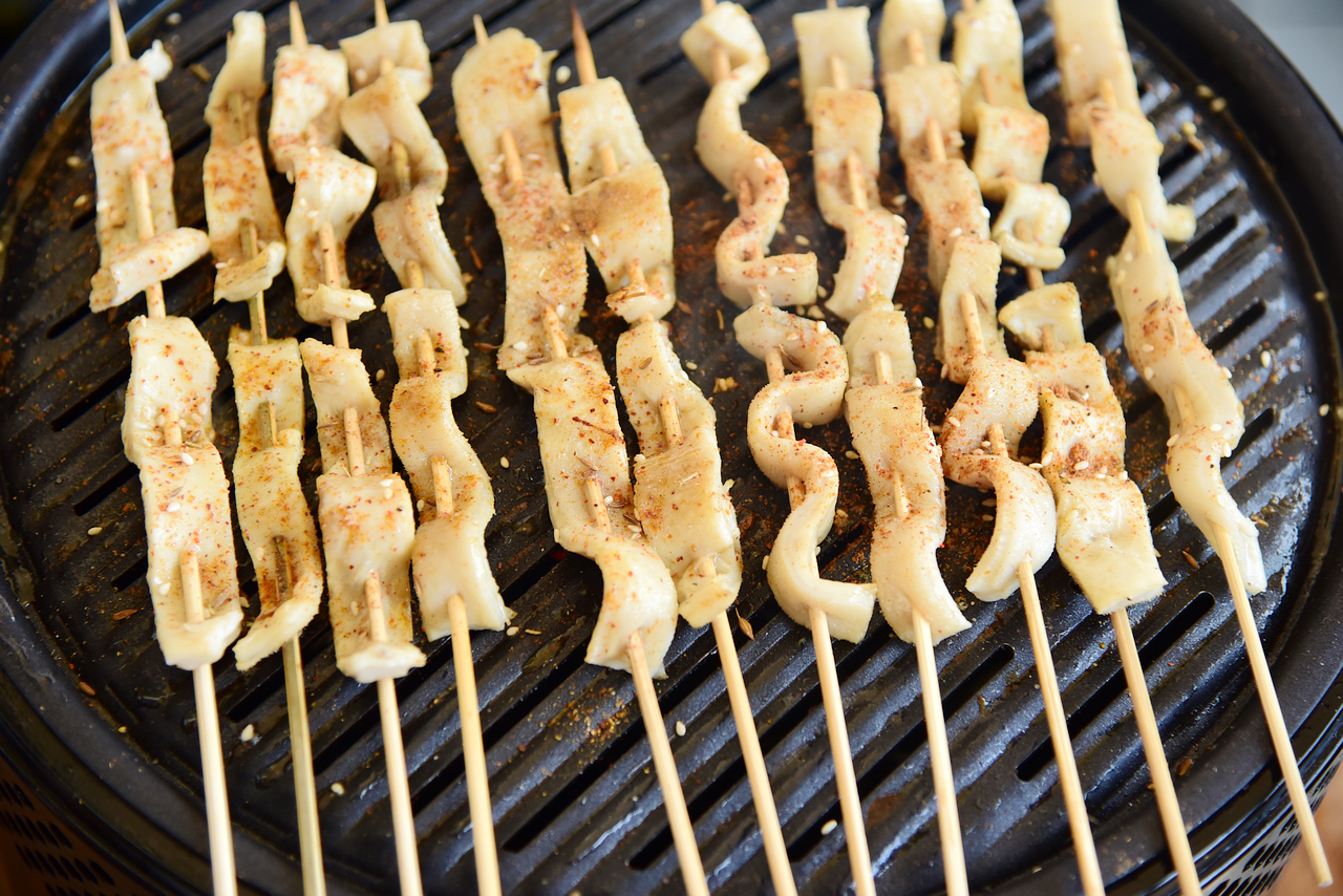 4,烤炉预热5分钟,刷一层玉米油防粘,然后再放上牛肚串,并在牛肚表面刷