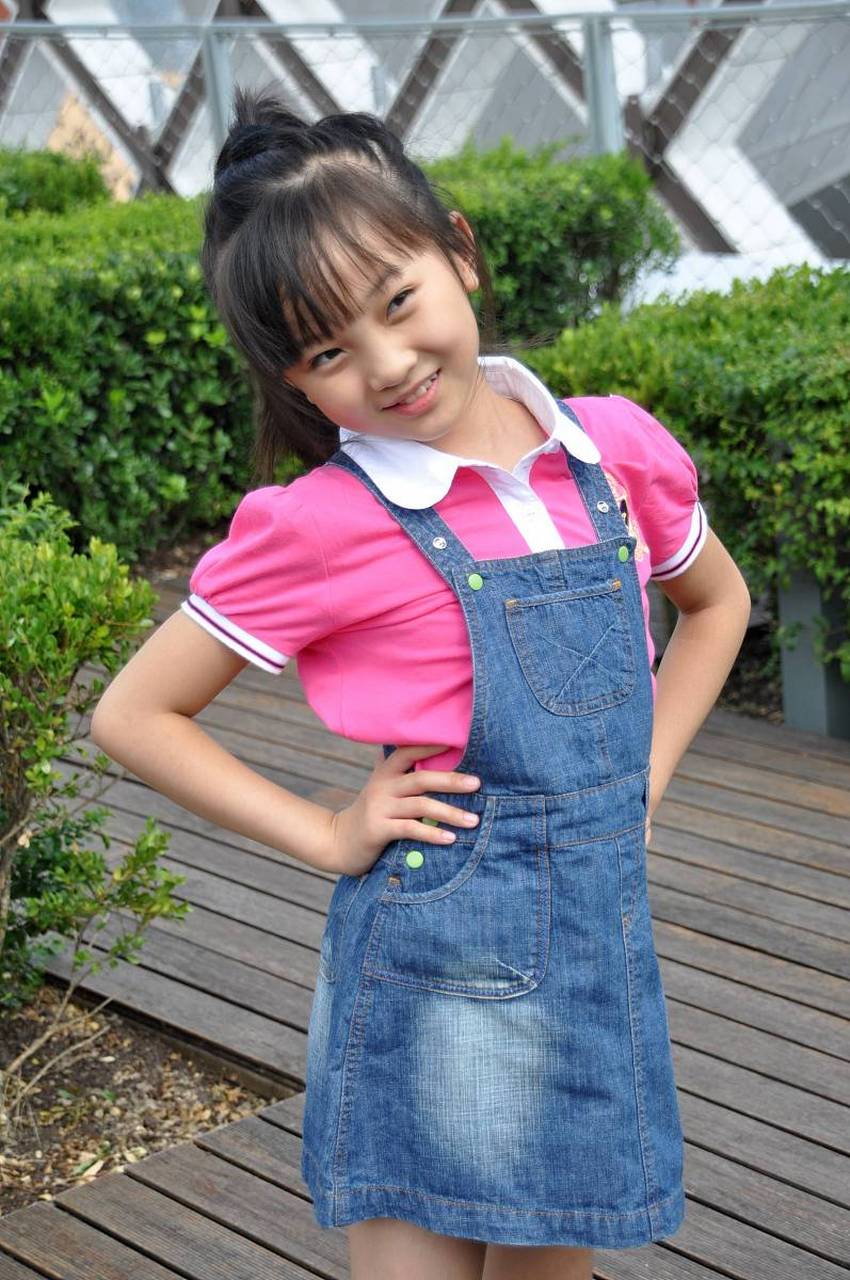 林妙可咋长成这样了 不过孩子平安健康就好 能在娱乐圈混也不少挣钱吧