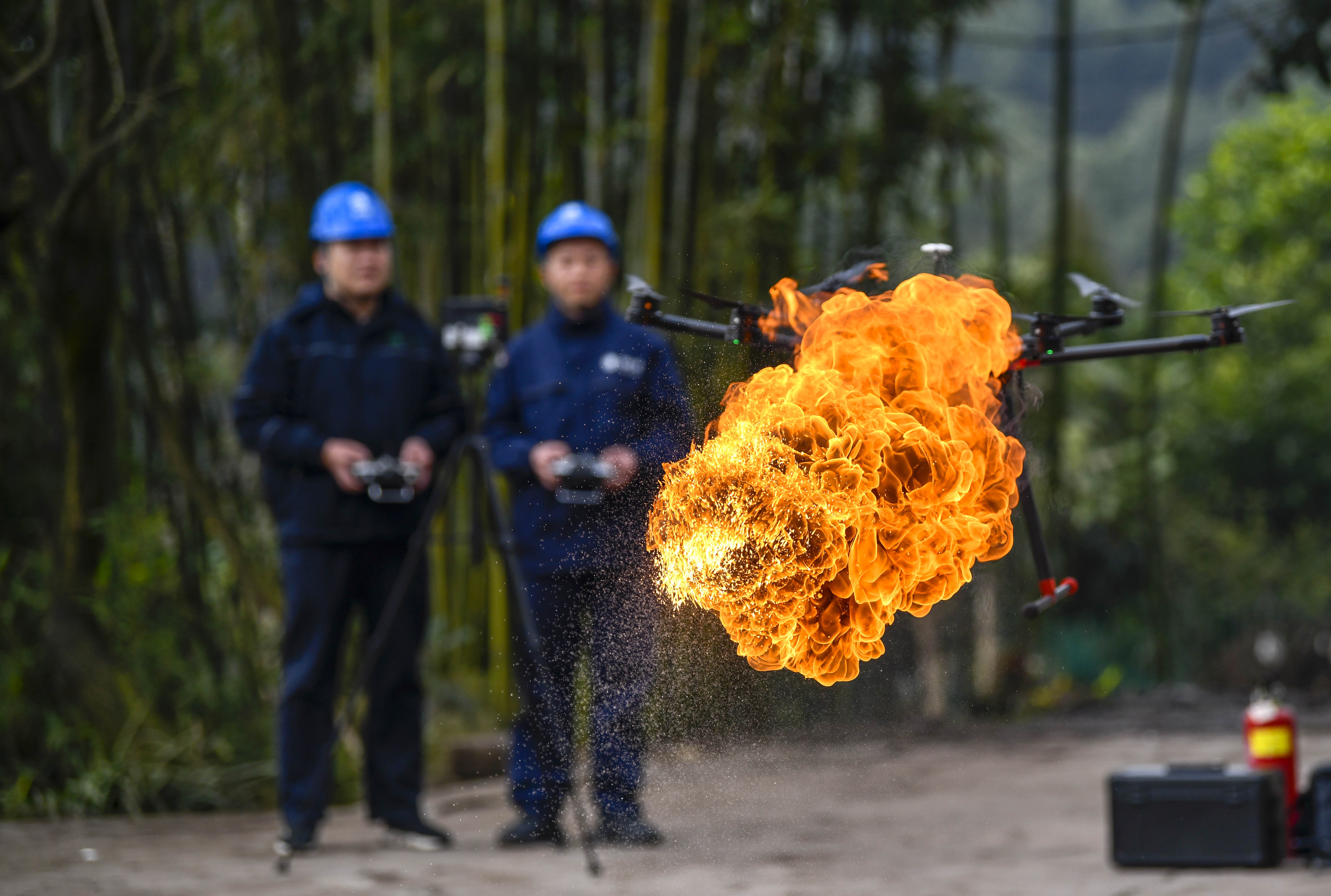 重庆:喷火清障无人机正式投用(3)