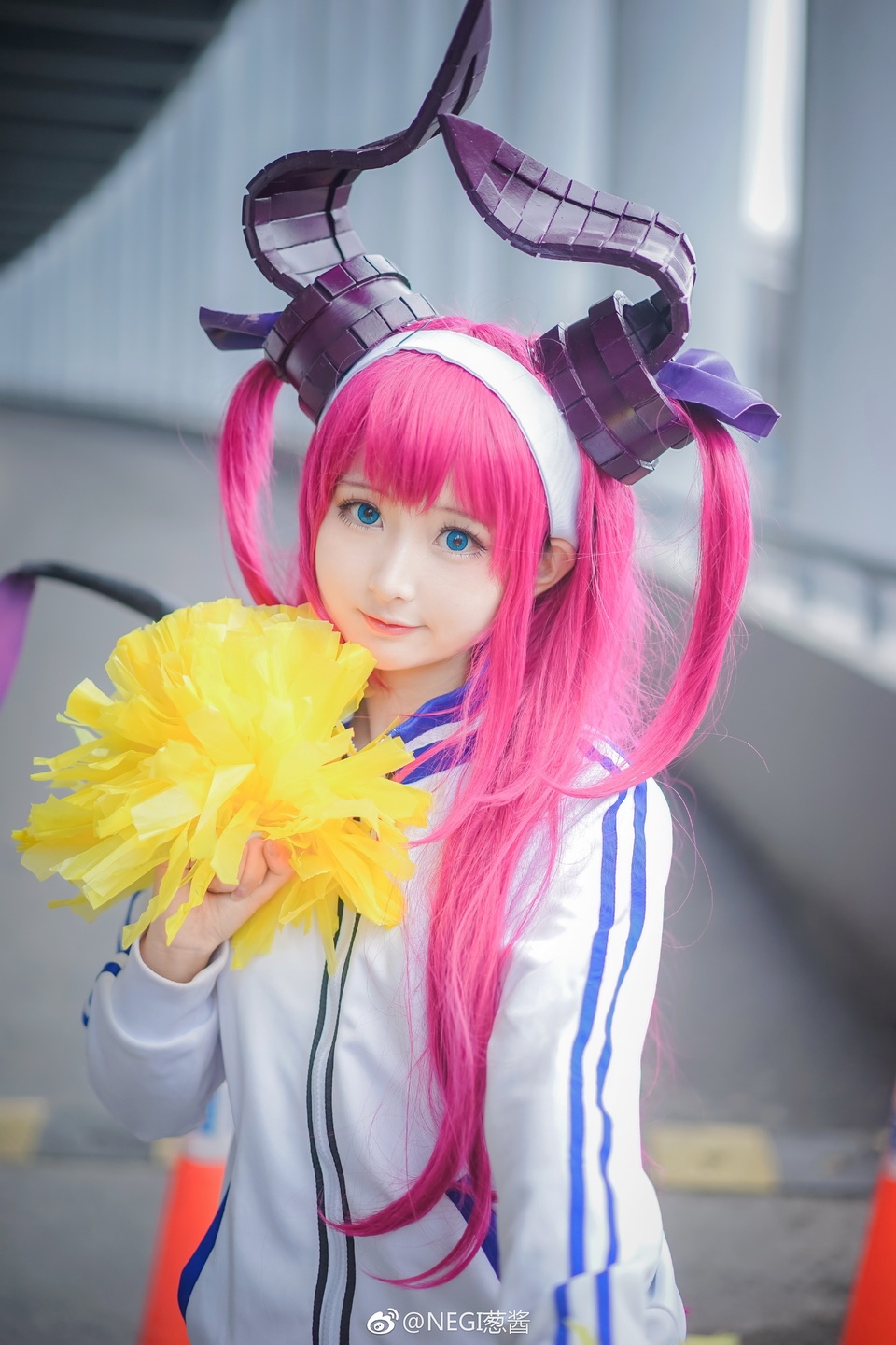 《fate/grand order》龙娘cos:头上的角和身后的尾巴好传神,是不是比