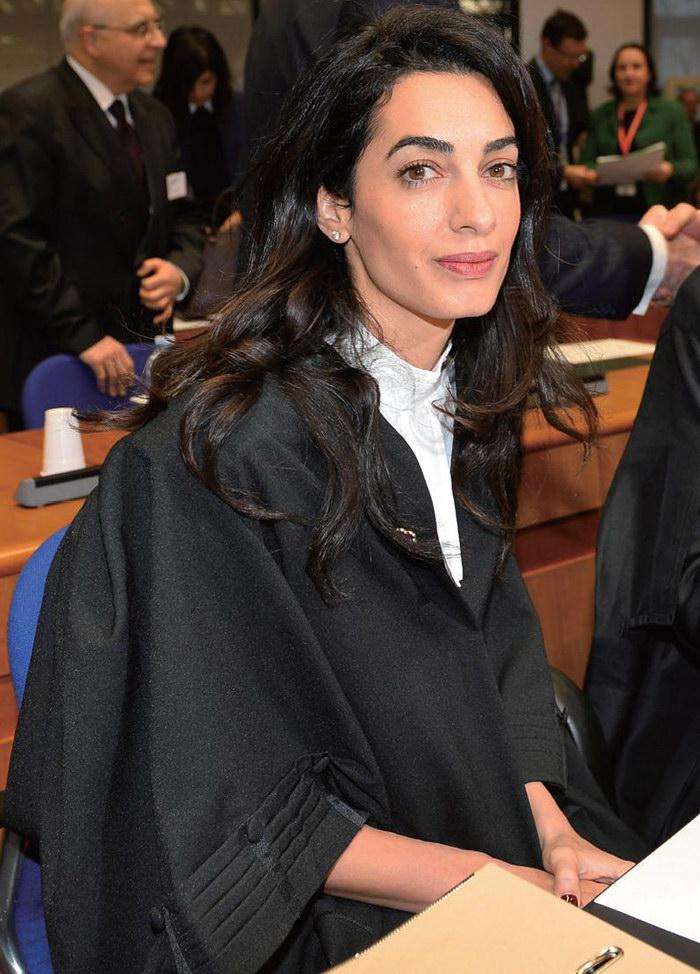 英国公认最美女律师,出席联合国会议气质出众,丈夫浪子回头!