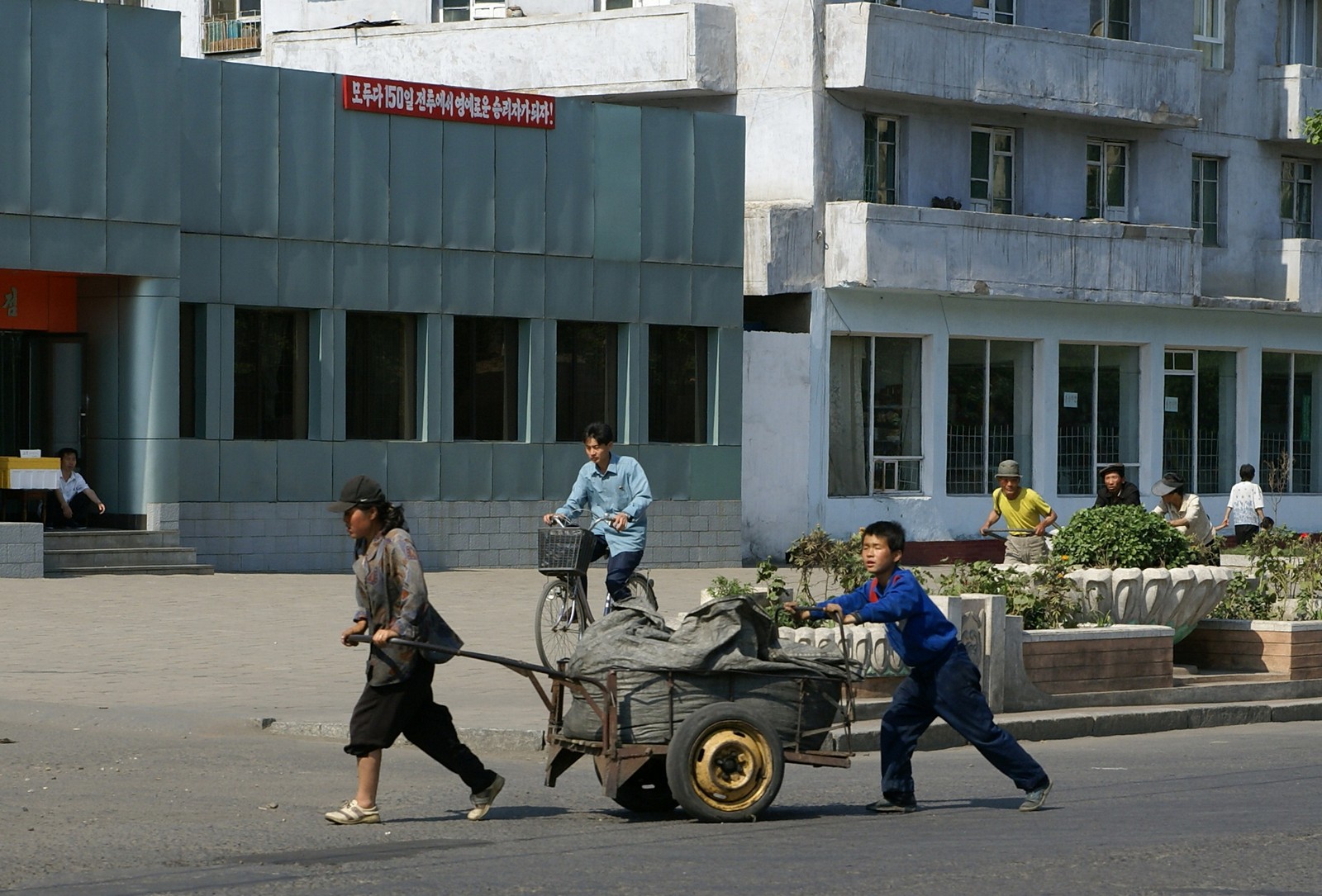 朝鲜影像:实拍朝鲜百姓经常使用的交通运输工具!