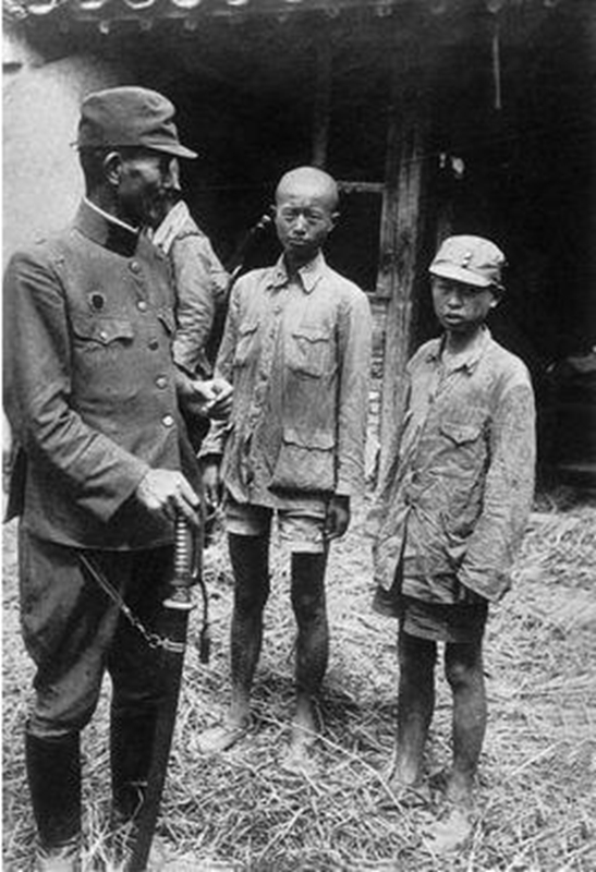 被日军俘虏的中国娃娃兵,一个个都是小英雄,值得骄傲!