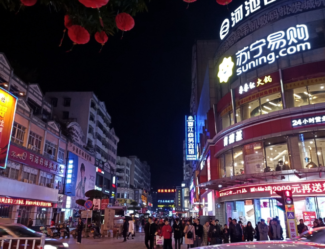 河池市金城江白马街,夜色下灯光闪耀,尽显繁华魅力