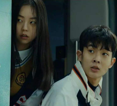 釜山行:棒球队女生被感染,男友做了一个动作,这才是爱情的模样