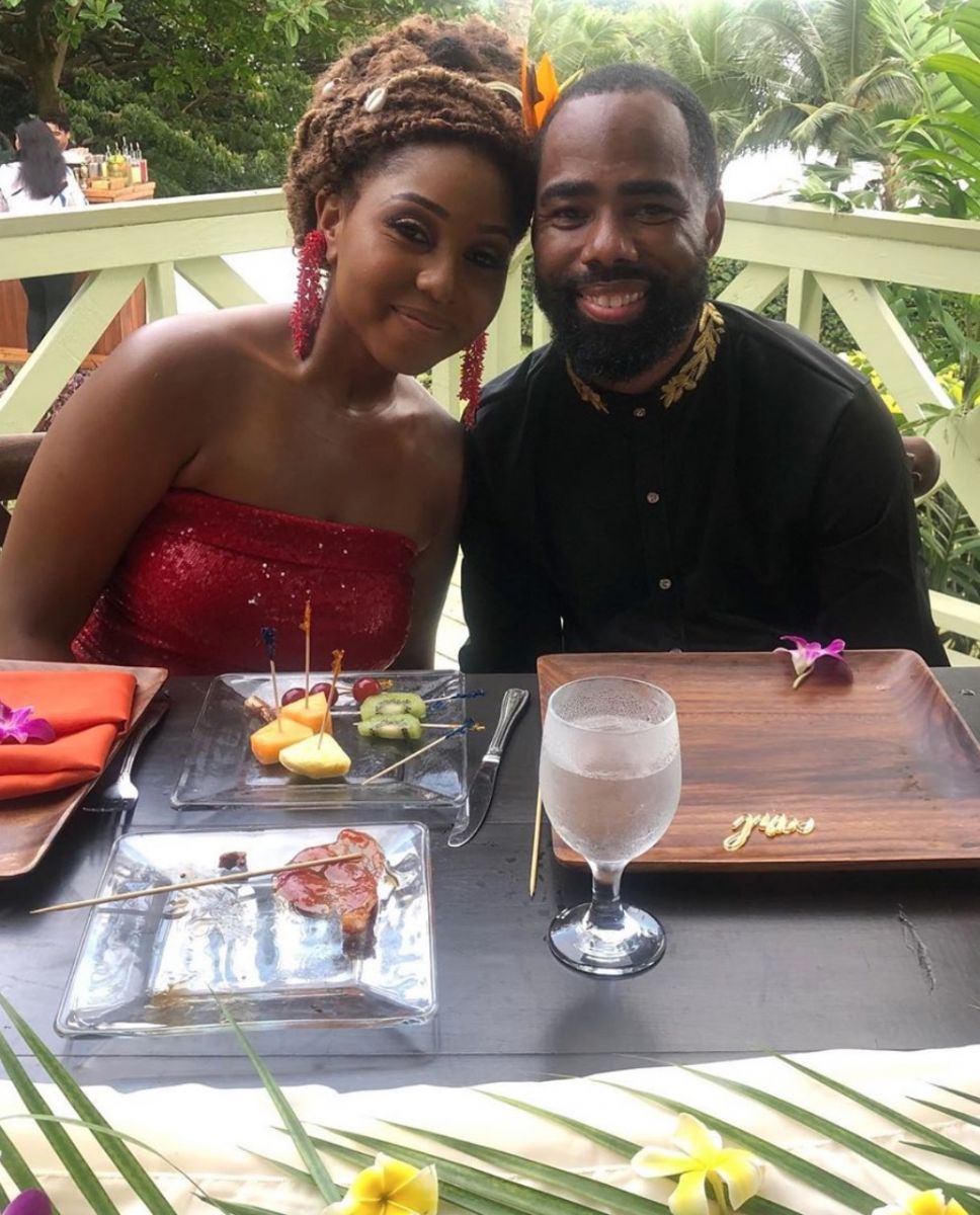 国王巴恩斯更新社媒晒出与妻子合影并祝福朋友新婚快乐