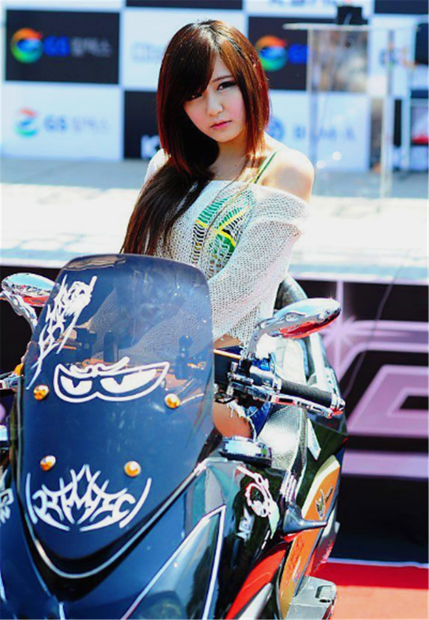 柳智慧牛仔短裤车展美图,网友:这样的身材也叫好?