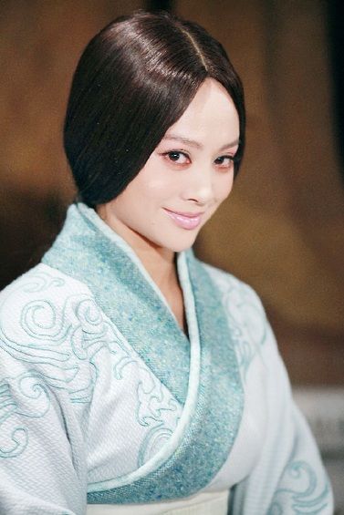 妩媚中带着野性的宁静,你喜欢她爽直的性格还是不俗的演技